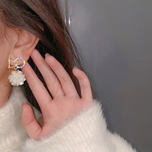 Jewelry - D earring
